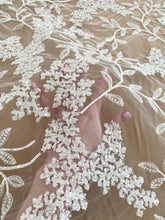 Dantela Couture Ivory virágmintás, gyöngyökkel és flitterekkel